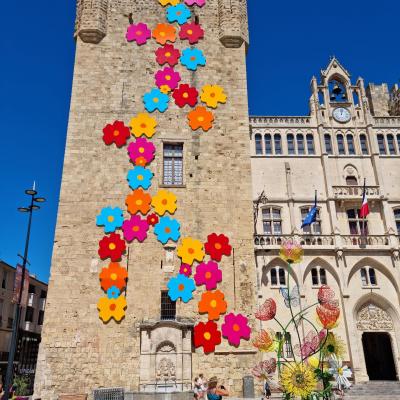 Des fleurs géantes sur une tour de 41 m / par c2k xxl / Palais des Archevêques, Narbonne