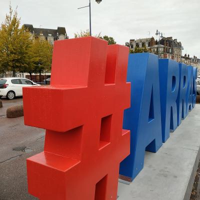 Des lettres geantes devant la gare d'Arras par C2K XXL