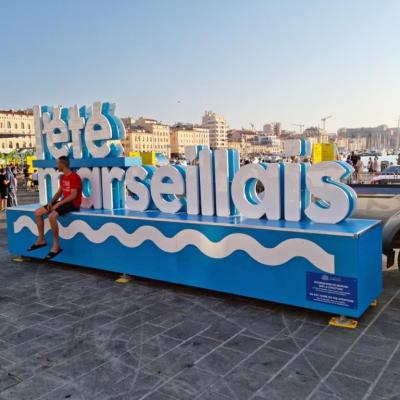 L'été marseillais /  lettres géantes sur le Vieux Port de Marseille par C2K xxl