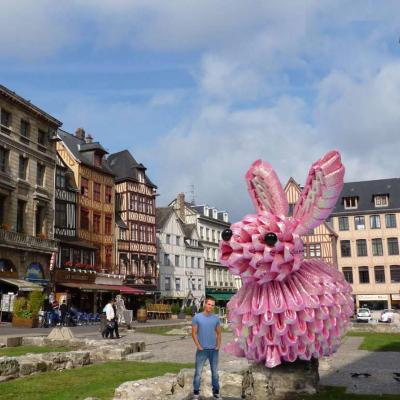 Sculpture lapin / hauteur 3,80 m / matériaux composites