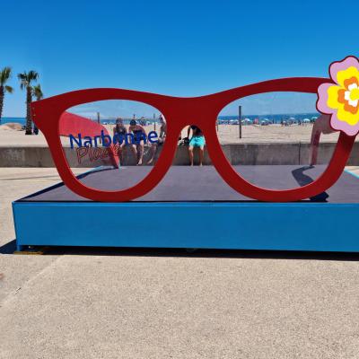 Lunettes géantes sur la plage de Narbonne / par c2k xxl